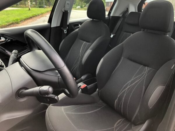 11 Peugeot 208