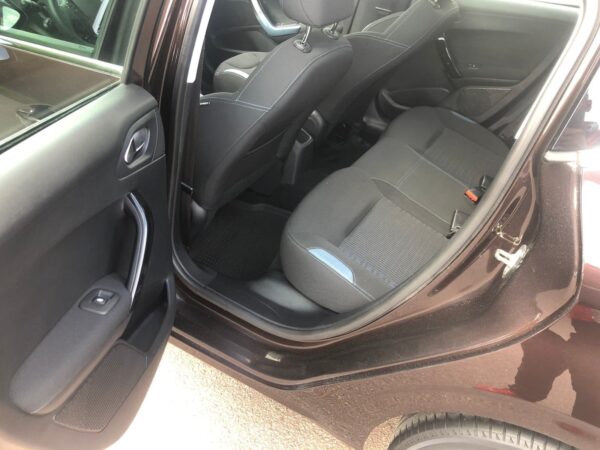 11 Peugeot 208