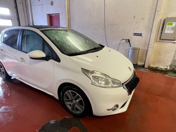 11 Peugeot 208