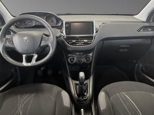 11 Peugeot 208