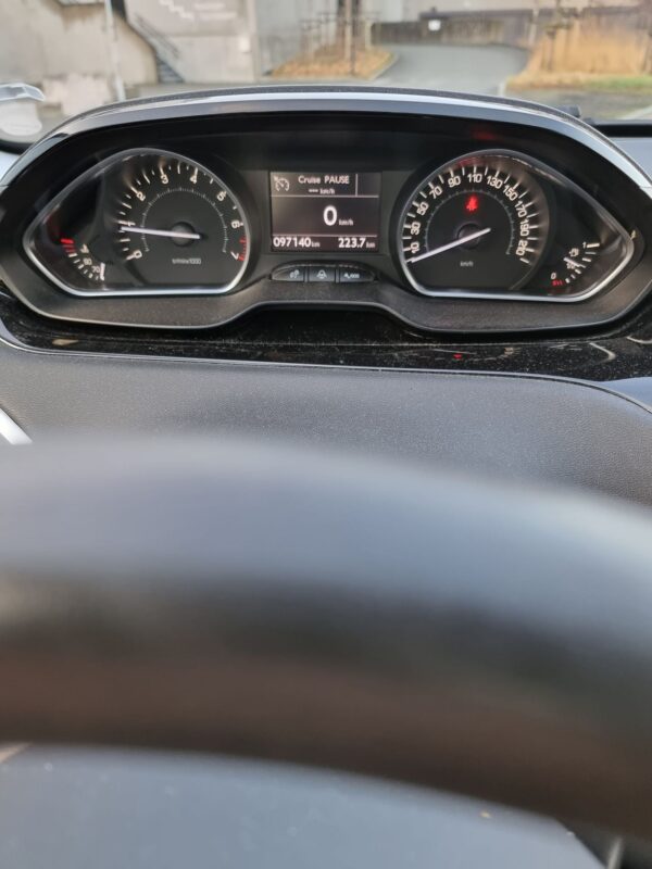11 Peugeot 208