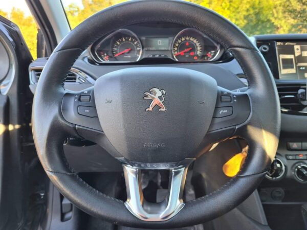 11 Peugeot 208