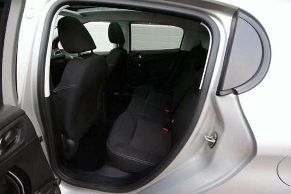 11 Peugeot 208
