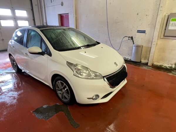12 Peugeot 208