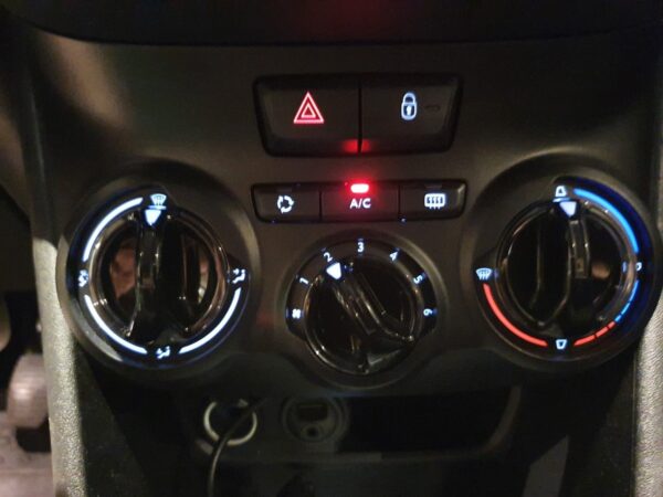 12 Peugeot 208