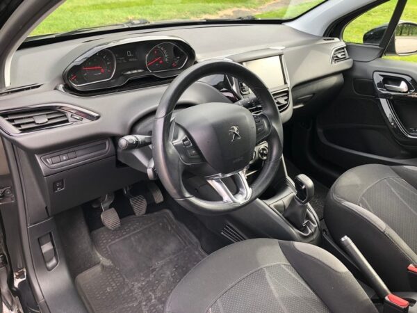 12 Peugeot 208