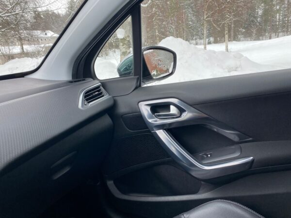 12 Peugeot 2008