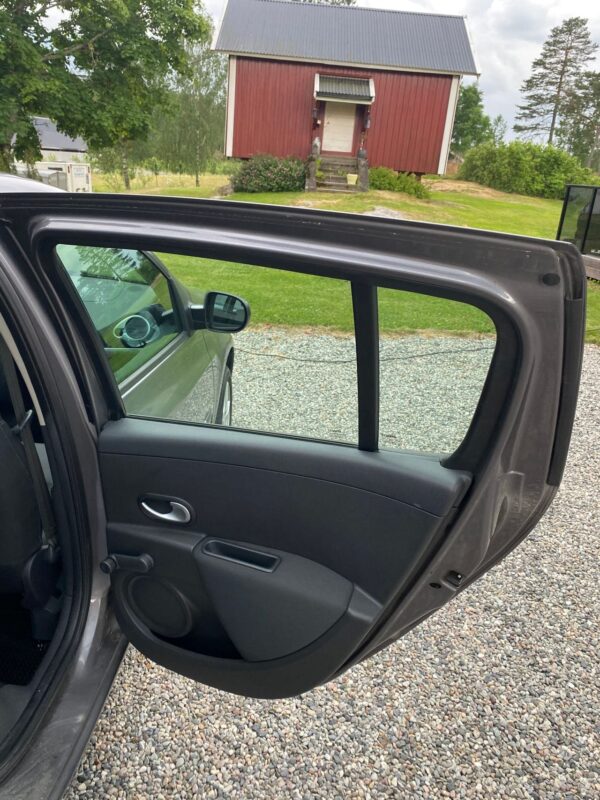 12 Renault Clio