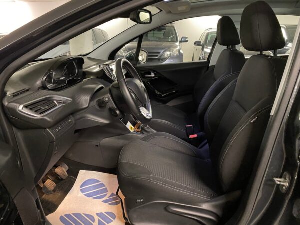 12 Peugeot 208