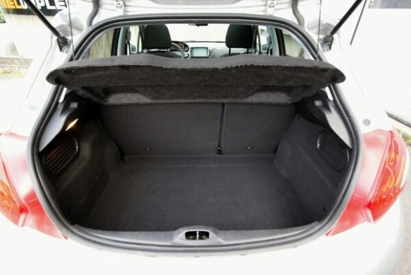 12 Peugeot 208