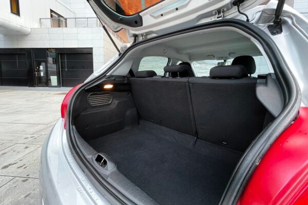 12 Peugeot 208