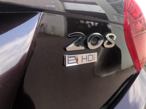 13 Peugeot 208