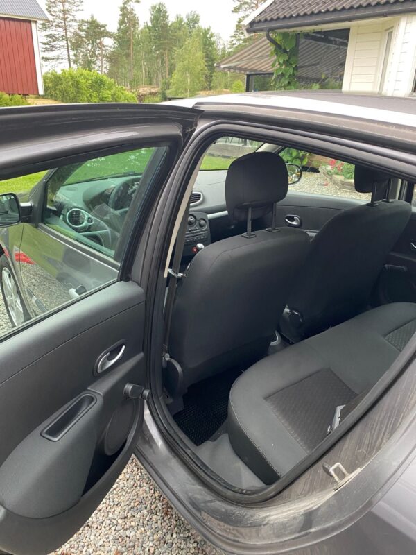 13 Renault Clio