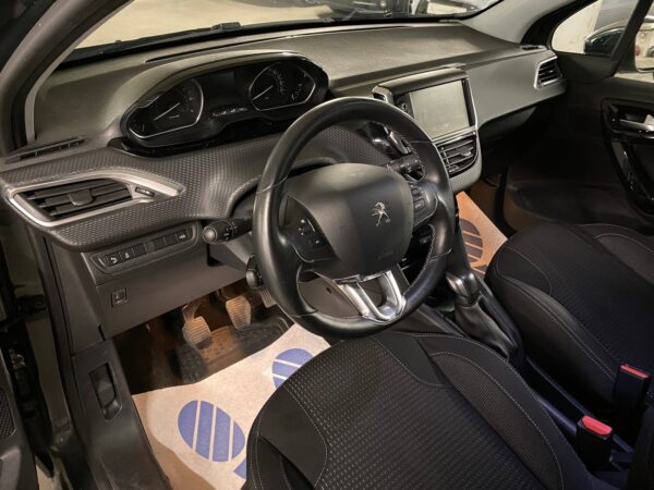 13 Peugeot 208