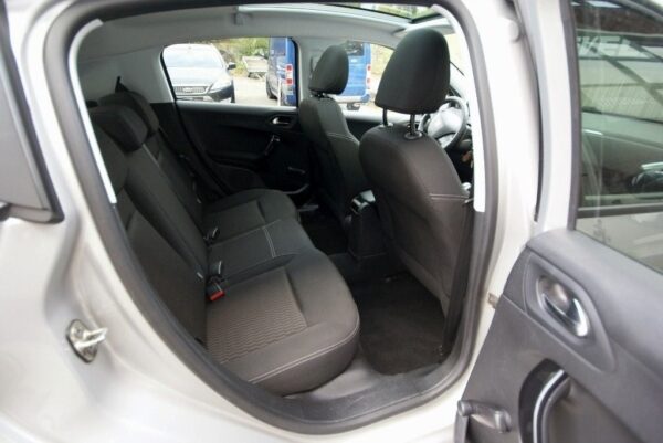 13 Peugeot 208