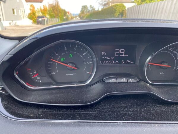 13 Peugeot 208