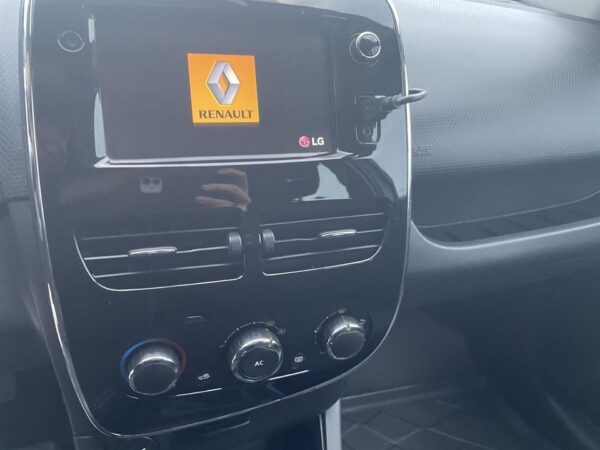 13 Renault Clio