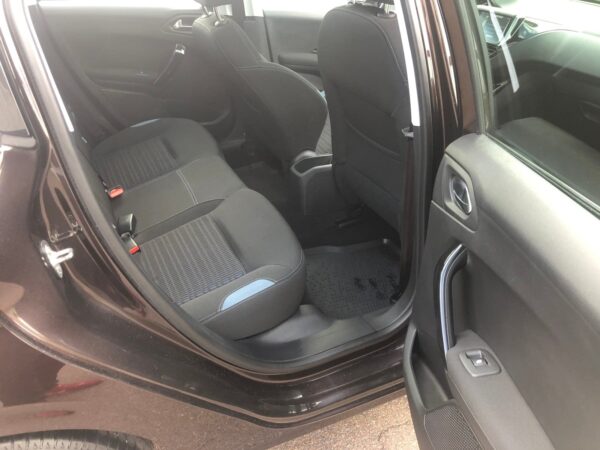 14 Peugeot 208
