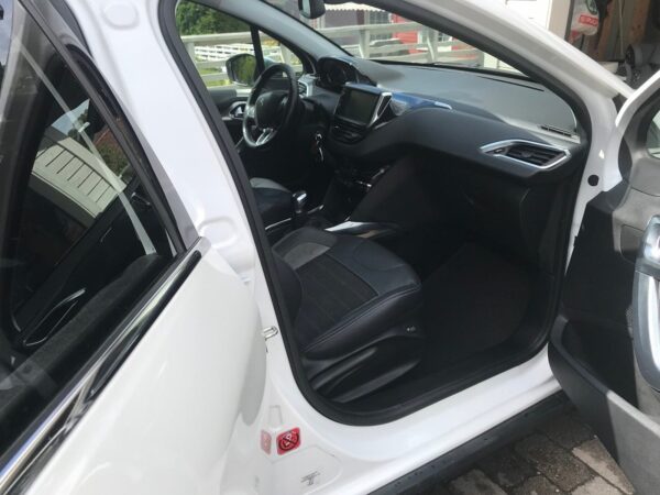 14 Peugeot 2008