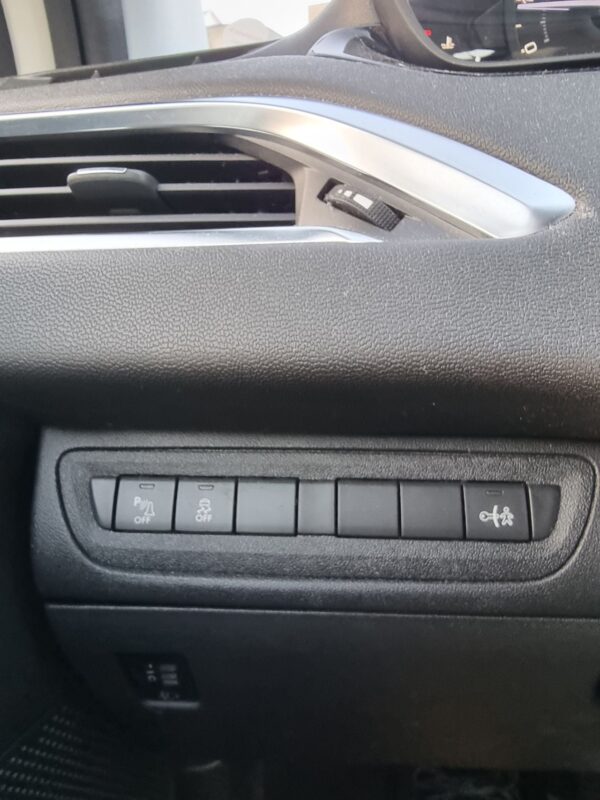 14 Peugeot 208