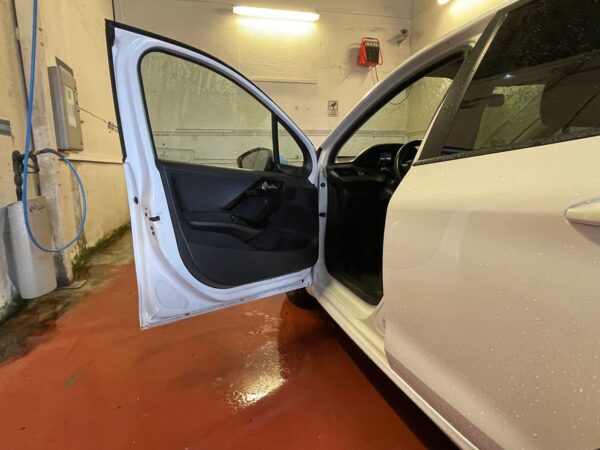 15 Peugeot 208
