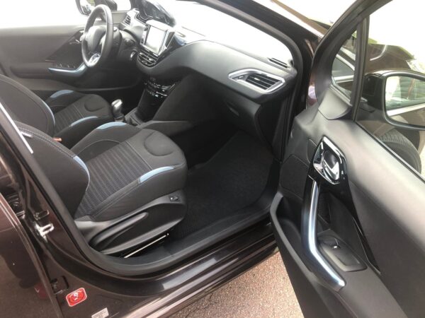 15 Peugeot 208