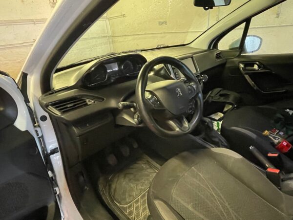 16 Peugeot 208
