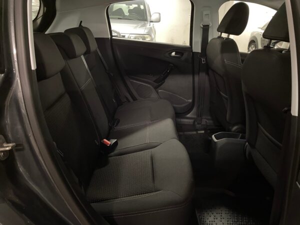 17 Peugeot 208