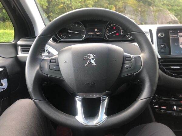17 Peugeot 208