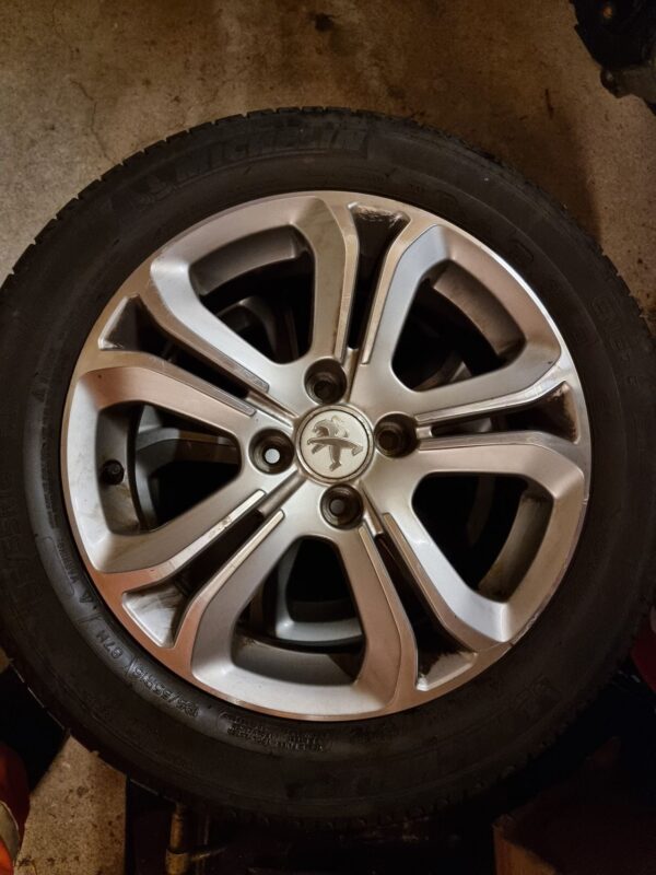 17 Peugeot 208