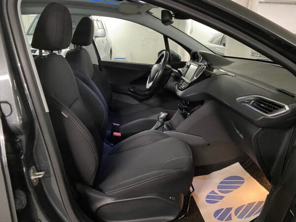 18 Peugeot 208