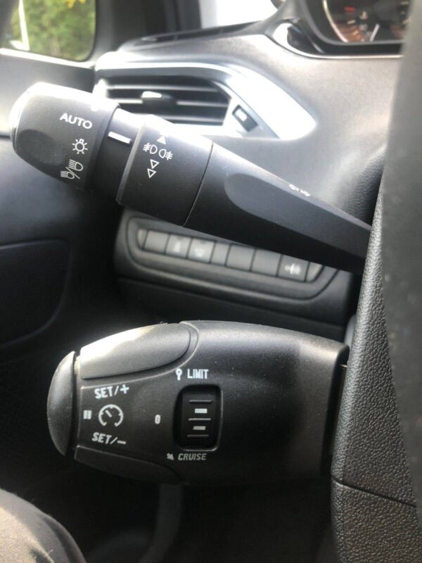 18 Peugeot 208