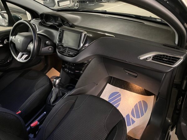 19 Peugeot 208