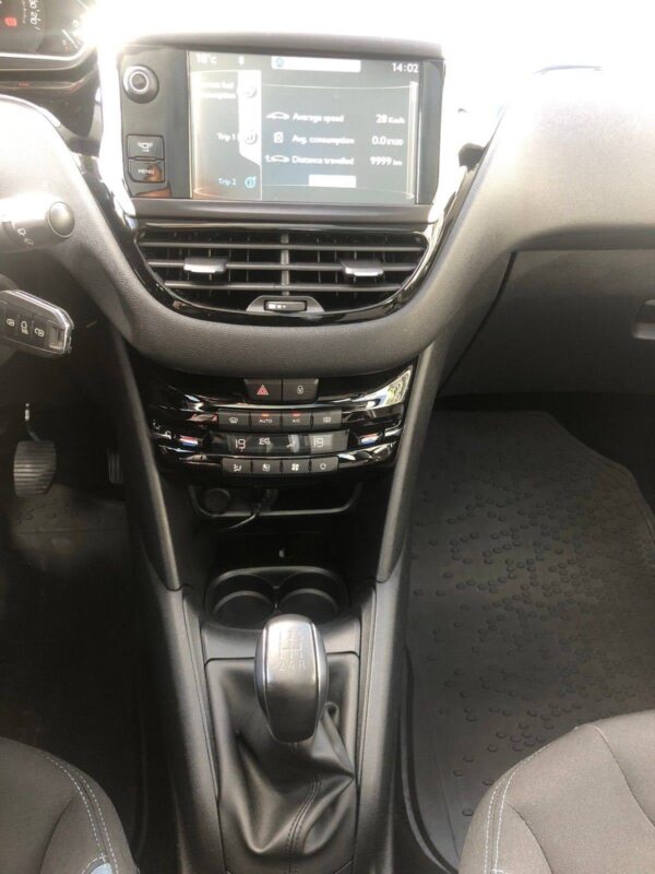19 Peugeot 208