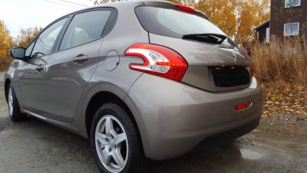 2 Peugeot 208