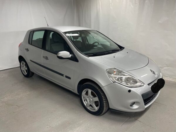 2 Renault Clio
