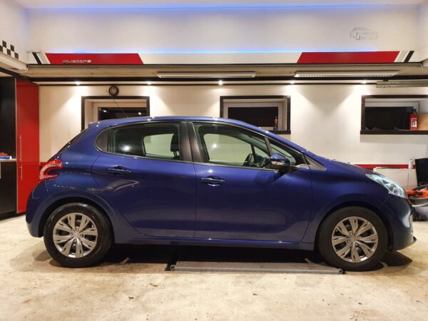 2 Peugeot 208