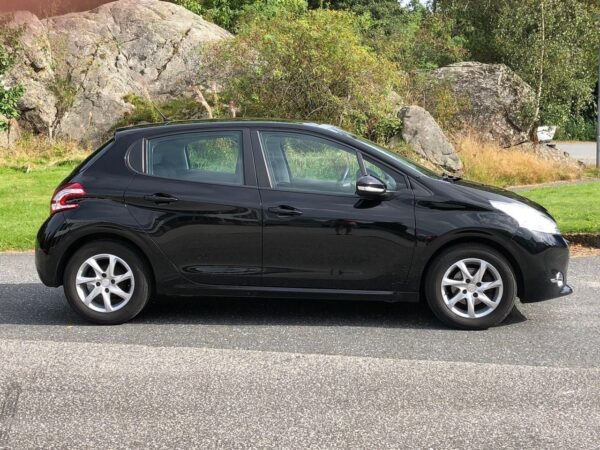 2 Peugeot 208
