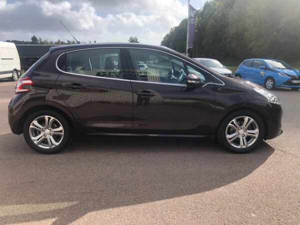 2 Peugeot 208