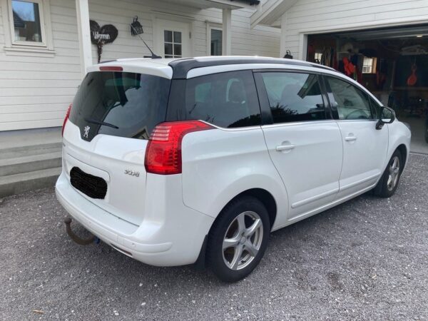 2 Peugeot 5008