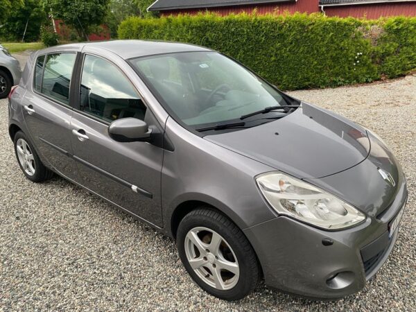 2 Renault Clio