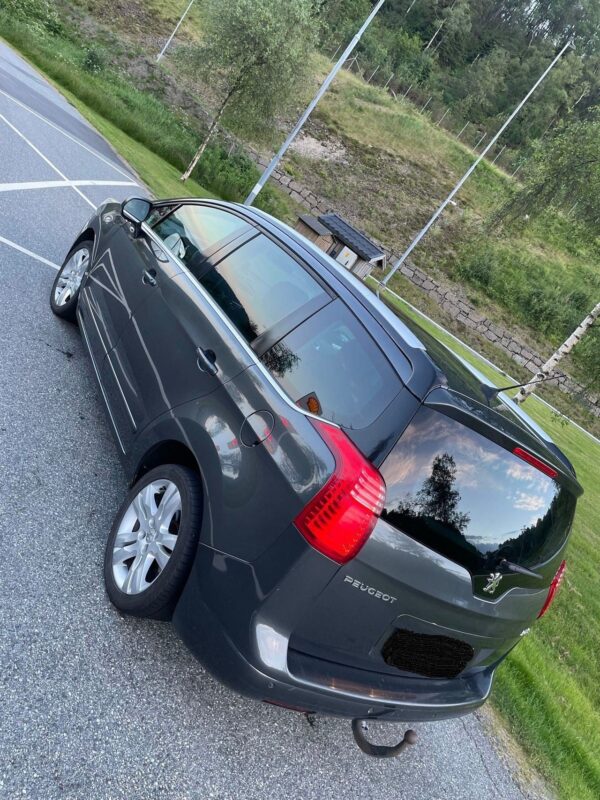 2 Peugeot 5008