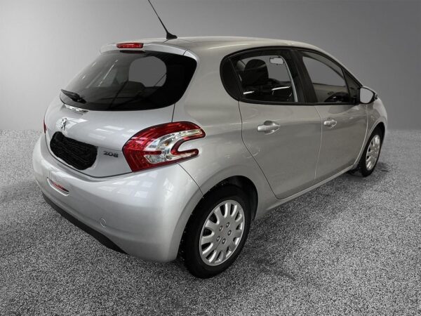 2 Peugeot 208