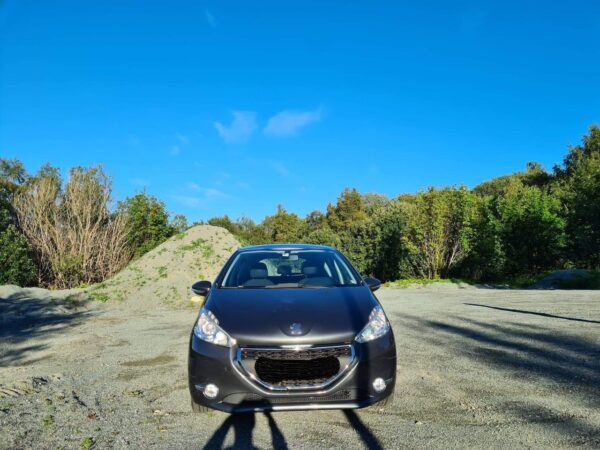 2 Peugeot 208