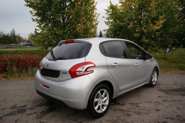 2 Peugeot 208