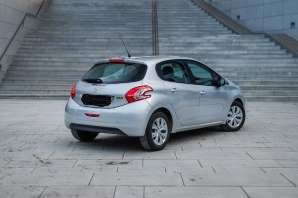 2 Peugeot 208