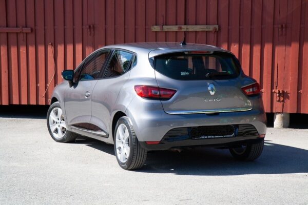2 Renault Clio