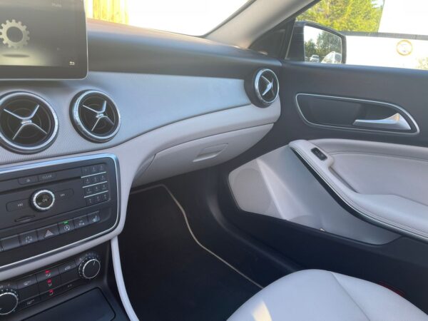 20 Mercedes-Benz CLA
