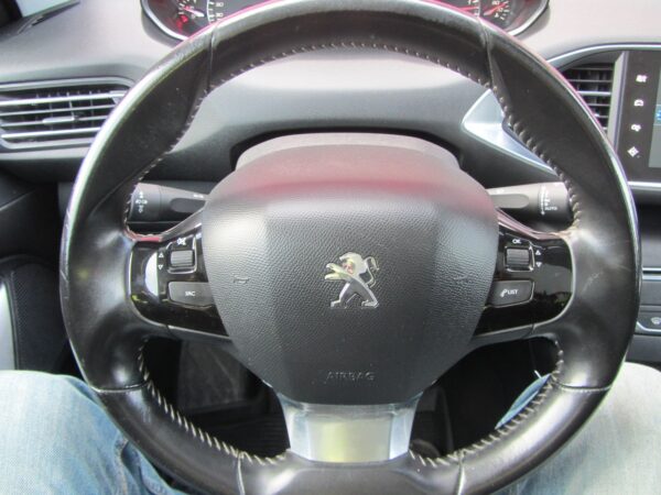 21 Peugeot 208