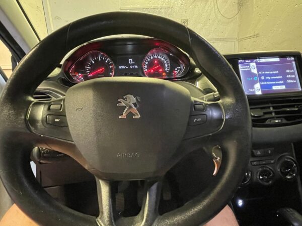 22 Peugeot 208